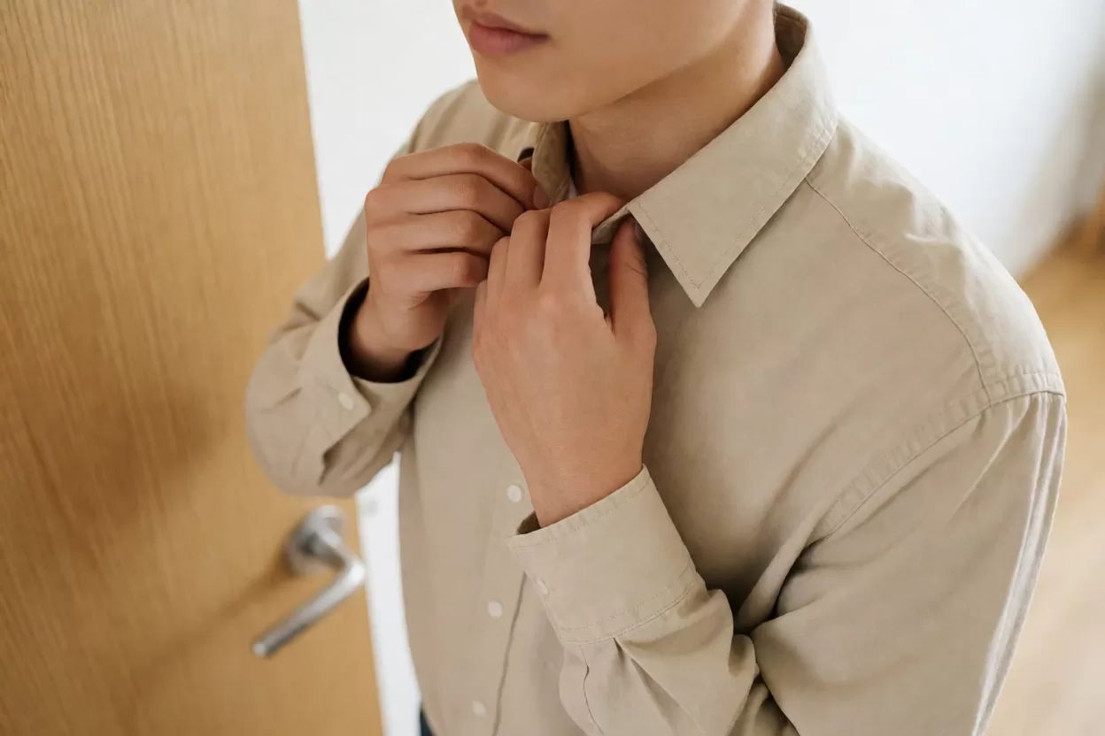 面试间门口求职者整理衣领并深呼吸准备进入